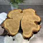 Noční stolek z akátu a kůrou s tmavě modrým epoxidem